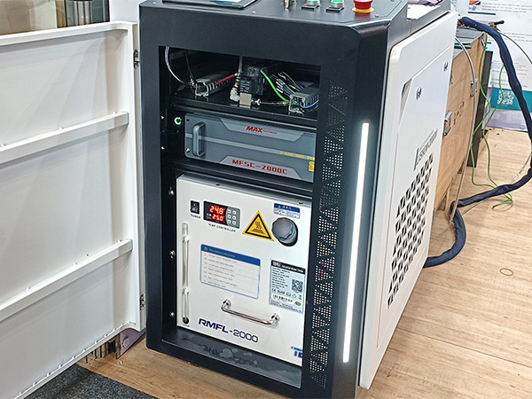 RMFL-2000 機架式冰水機組為 2kW 手持式雷射焊接系統提供穩定冷卻