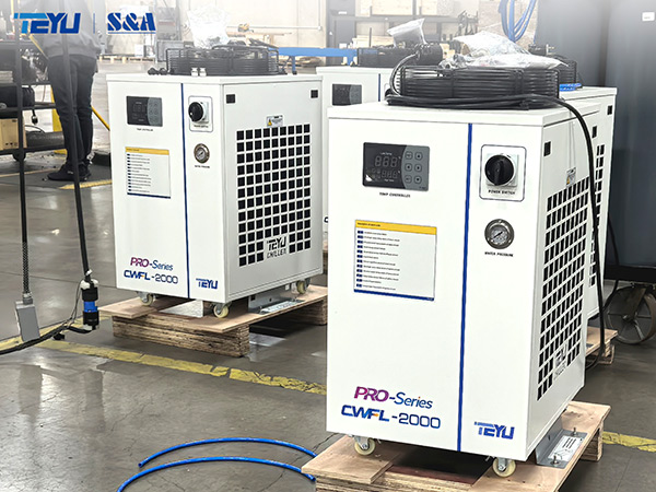 TEYU CWFL-2000 레이저 냉각기, EXPOMAFE 2025에서 2kW 파이버 레이저 커터 구동