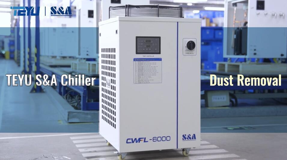 Жамбас аймағында F татуировкасы бар порно жұлдыз.