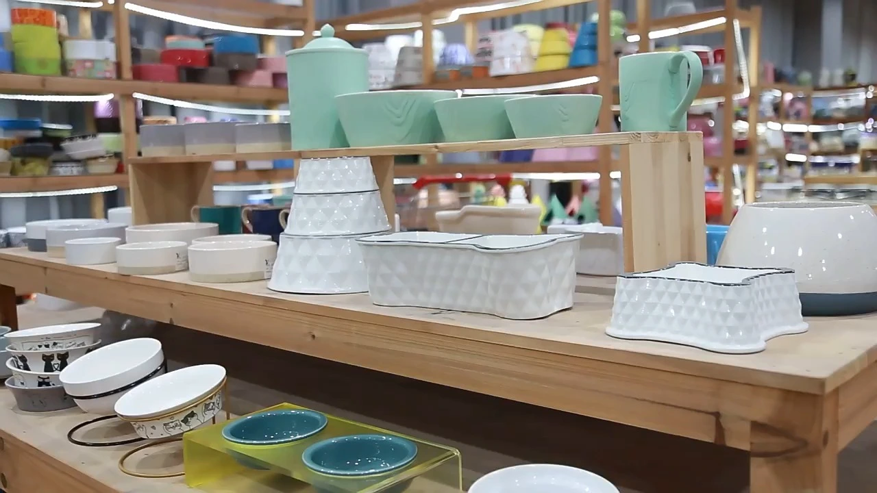 Customized fashionable style - ceramic pet bowls with wooden frames for feeding and watering cats and dogs 1