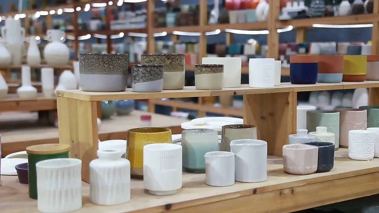 Varino di candele in ceramica su misura con rilievo di pattern floreali 1