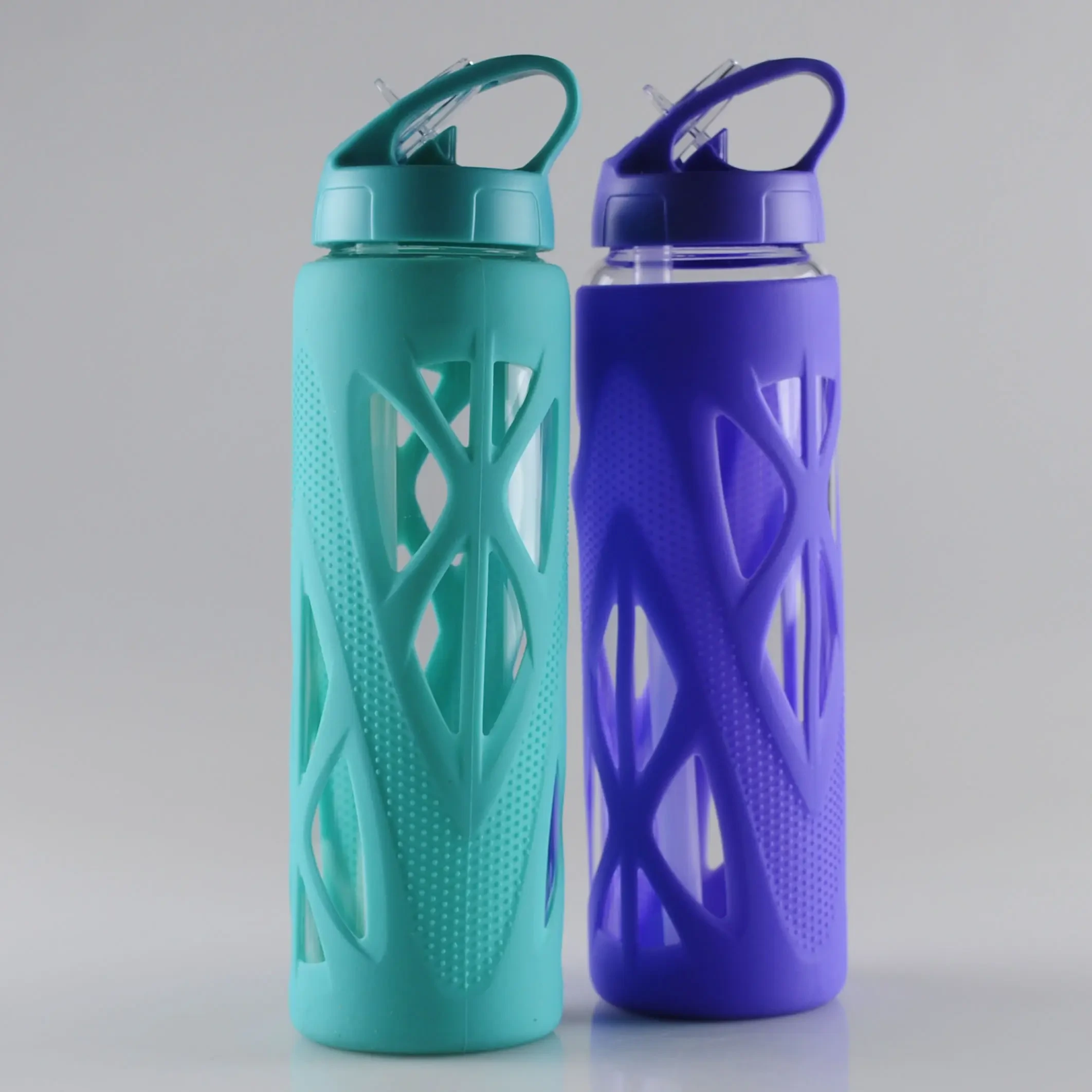 Bottiglia di vetro per bevande con manicotto in silicone da 650 ml 1