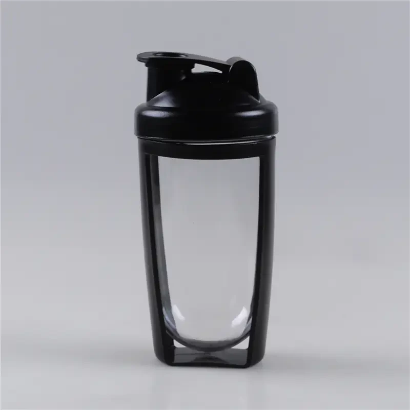 600 ml plastic shakerfles met beschermende plastic omhulling 1