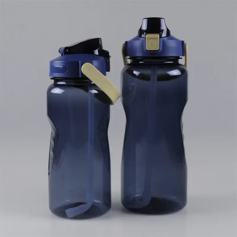 1500ml / 2000ml Carrying Straw Lid Large Volume Outdoor Water Bottle 1