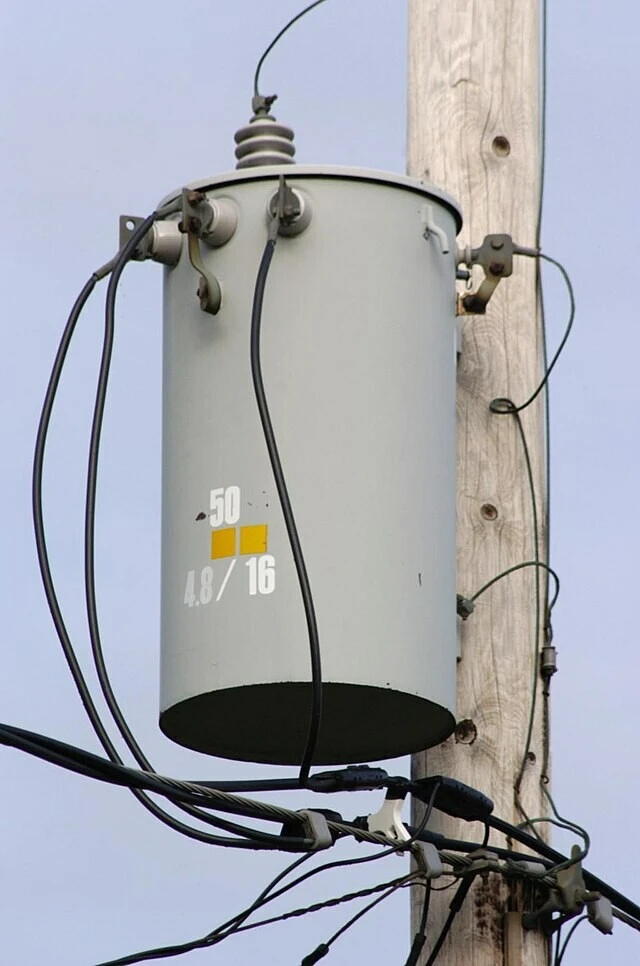 Transformador eléctrico de distribución de aceite de 13,8 kV, 7,2 kV, 120 V y 240 V, monofásico de 25 kVA para montaje en poste. 1