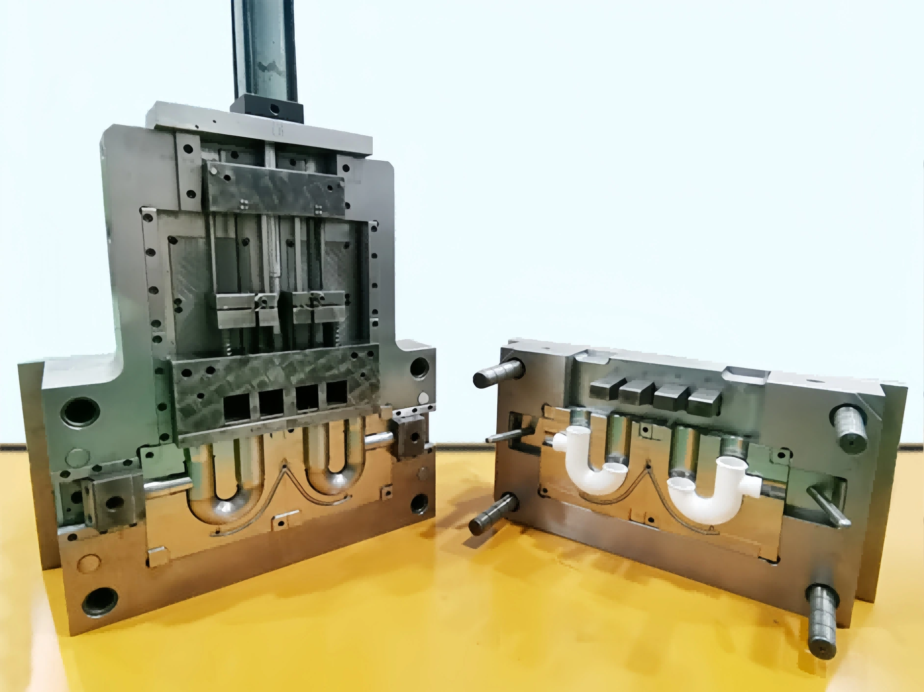 Molde para montaje de tuberías de PVC con curva en J - Molde por chispa 1