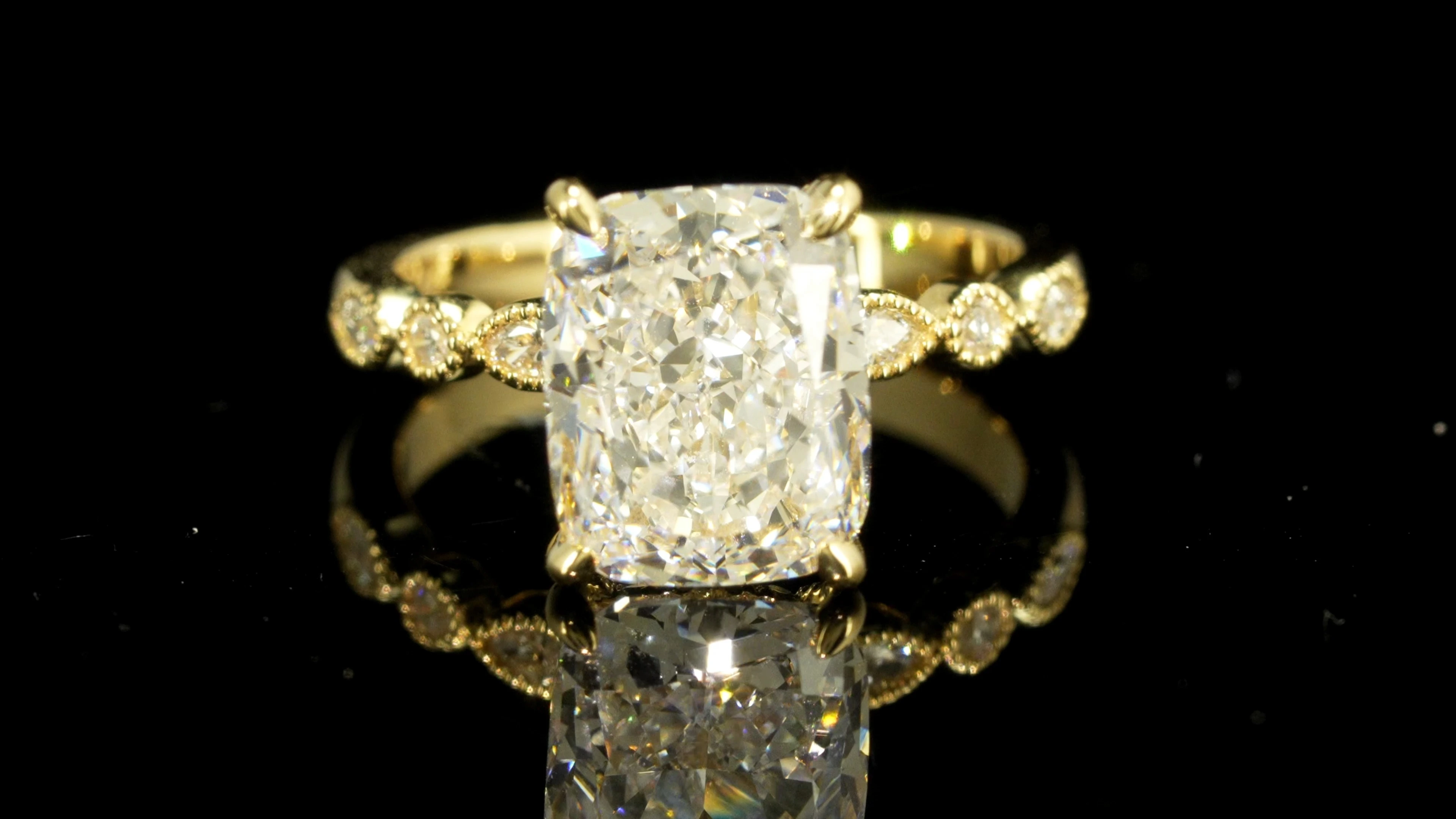 Redleaf Custom 10K 14K 18K Solid Gold IGI DEF VVS Cushion Cut Lab Grown Diamond Engagement Wedding Ring for Party 1