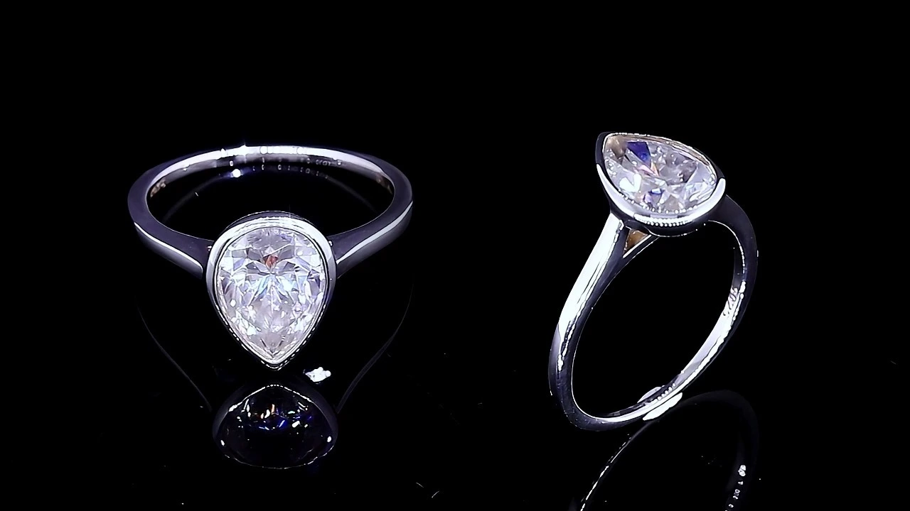 Anillo de compromiso clásico de moissanita Redleaf en plata 925 con talla pera para mujer. 1