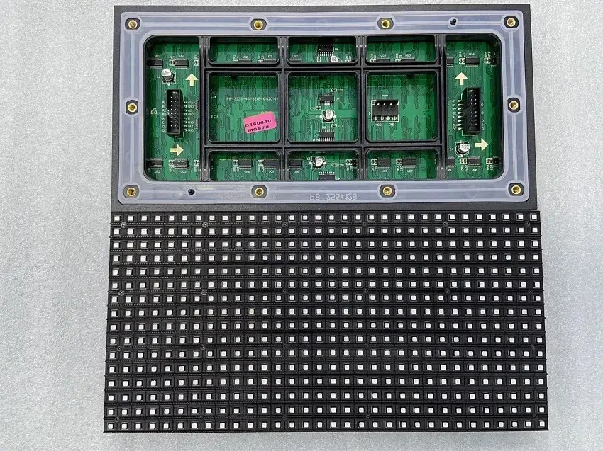 Moduł LED P8 do użytku na zewnątrz - pełnokolorowy wyświetlacz panelowy 256x128mm 3