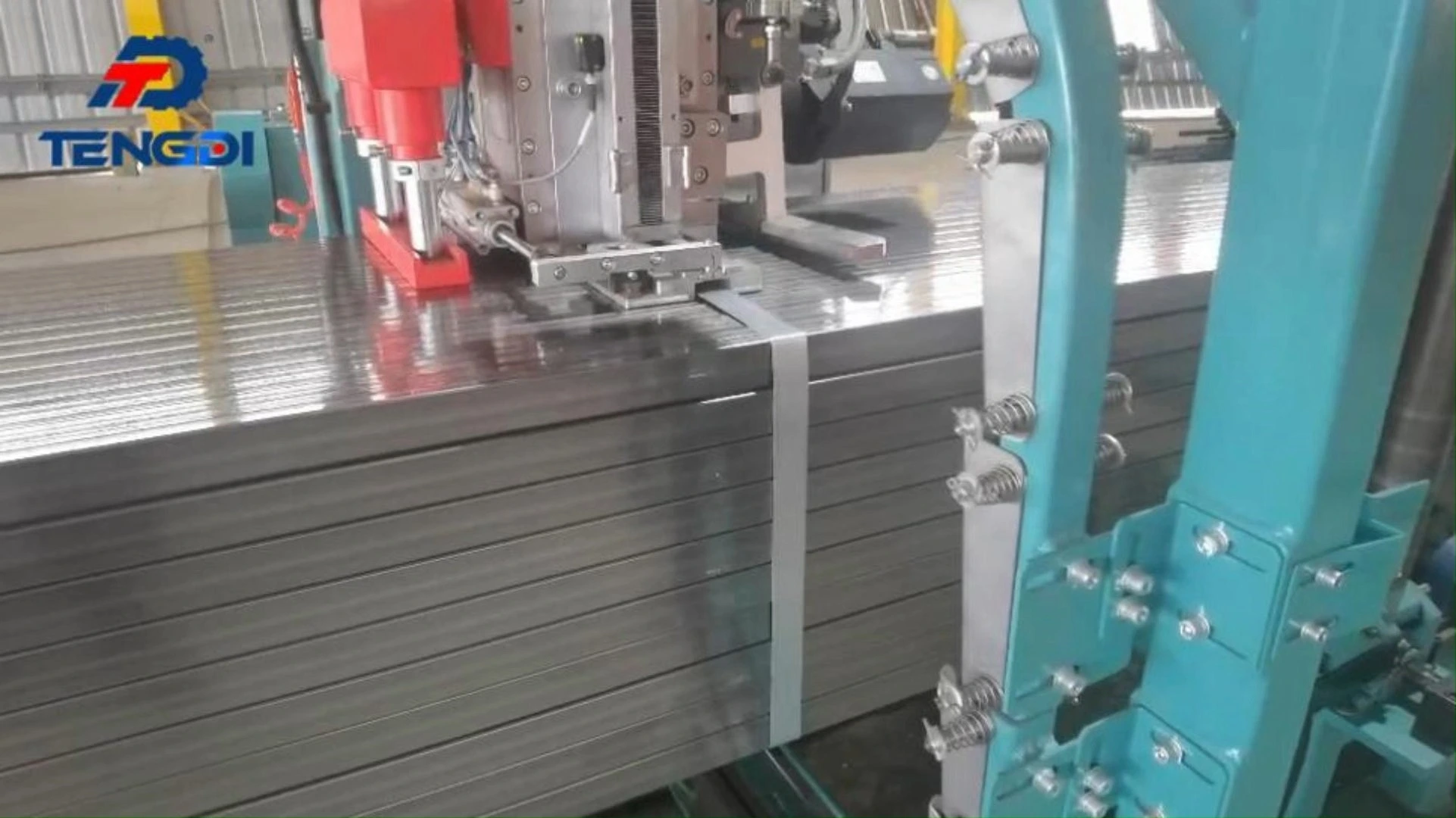 Máquina de cintar tubos de aço 1