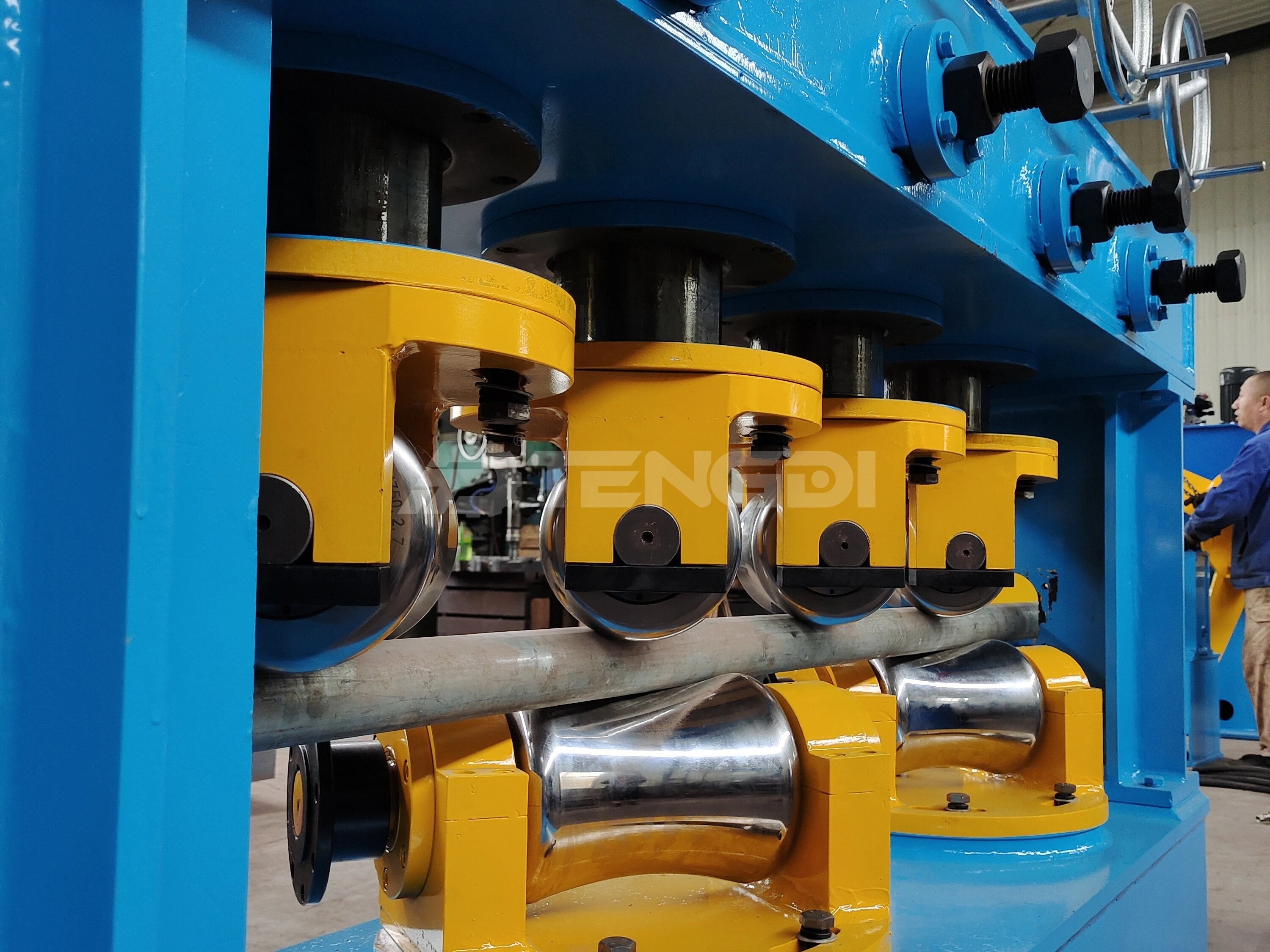 Máquina enderezadora de tubos 1