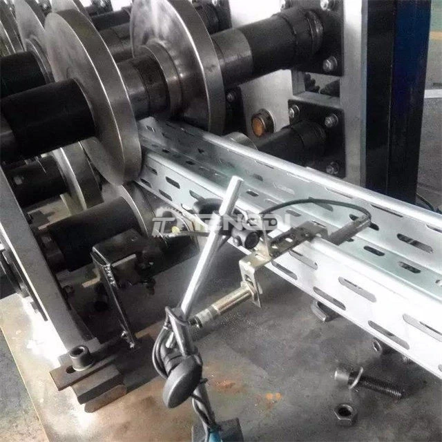 Máquina formadora de bandejas de cables 3
