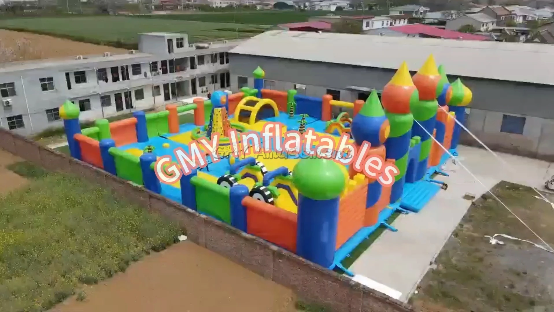 Parque inflable gigante de 38 x 35 m con temática de diversión y entretenimiento GMY Inflatables 1