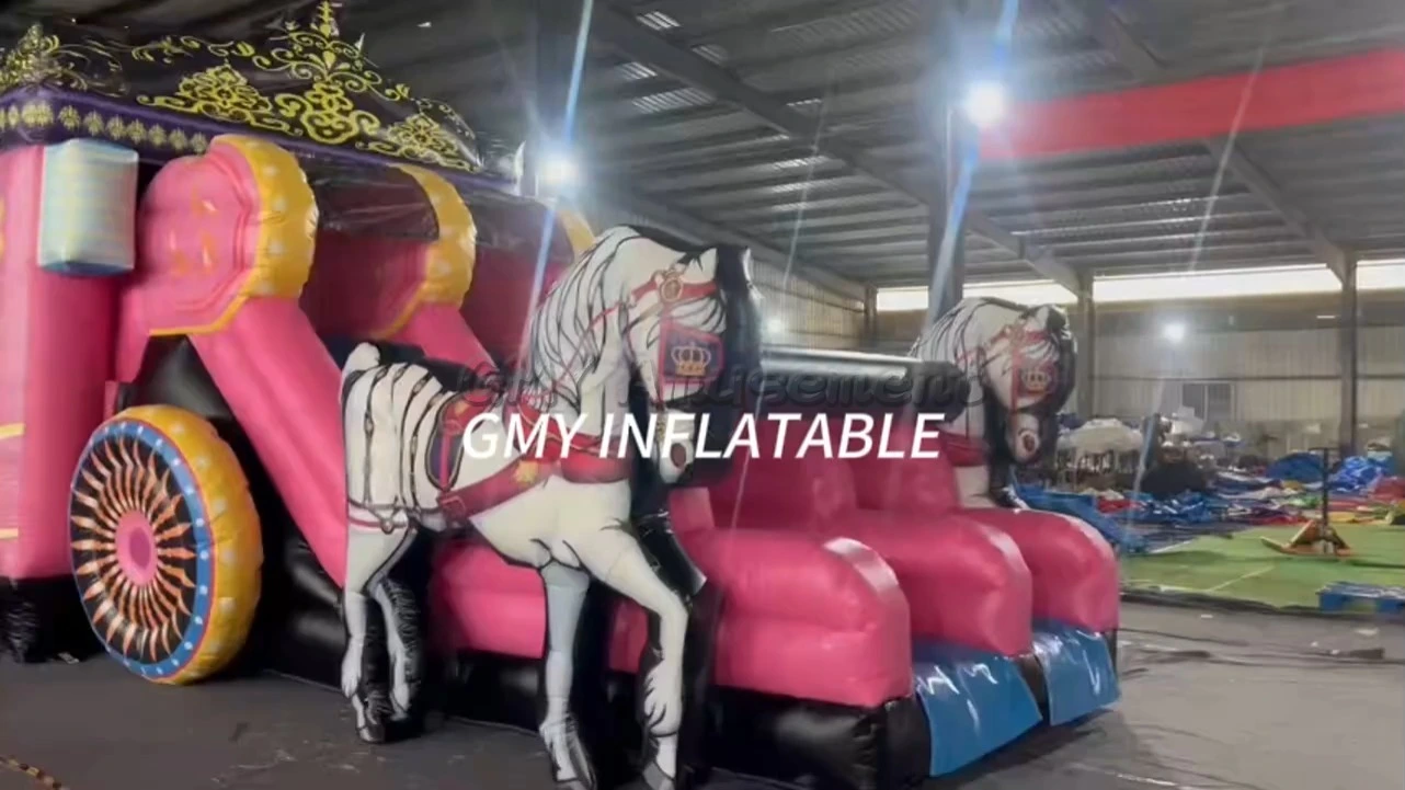 Różowy dmuchany zamek dmuchany z powozikiem księżniczki i zjeżdżalnią na imprezę GMY Inflatables 1