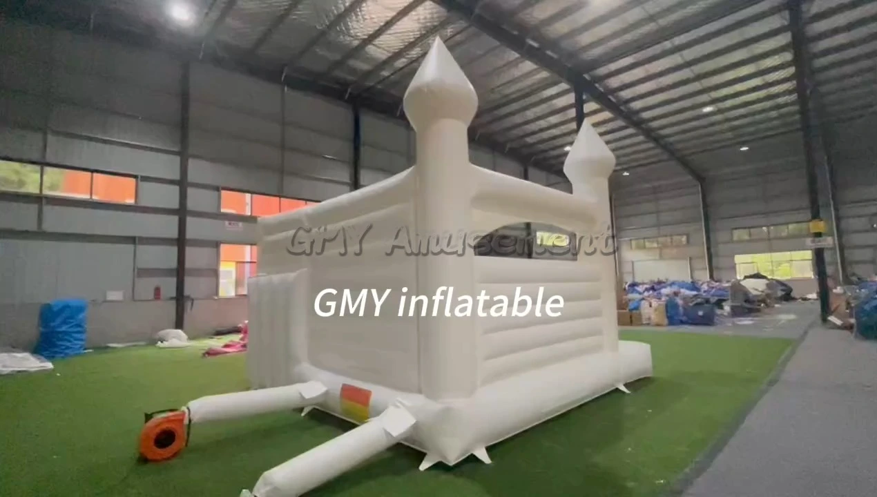 Château gonflable à ballons blanc pour location de fêtes GMY Inflatables 1