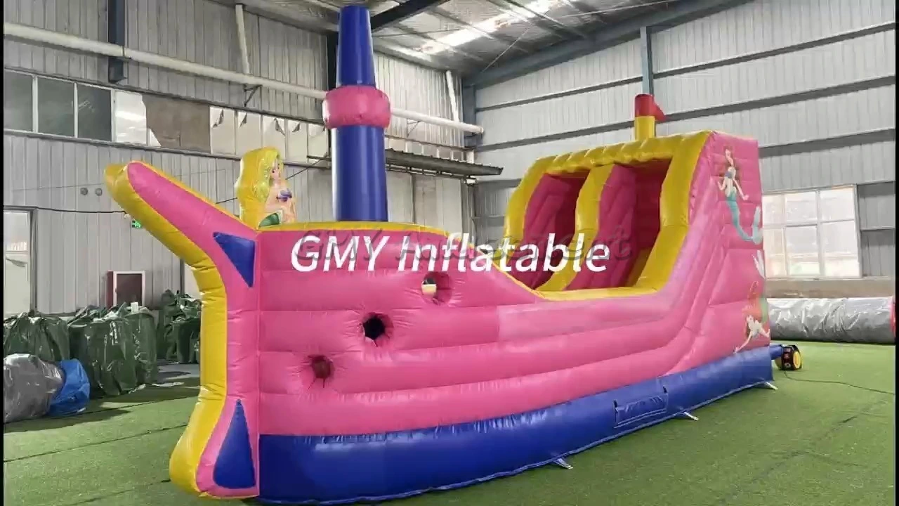 Toboggan gonflable géant rose en forme de bateau pirate pour fêtes - Location GMY Inflatables 1