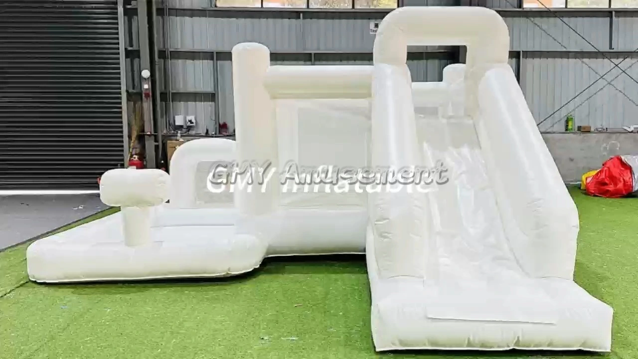 Château gonflable blanc avec toboggan et piscine, GMY Inflatables 1