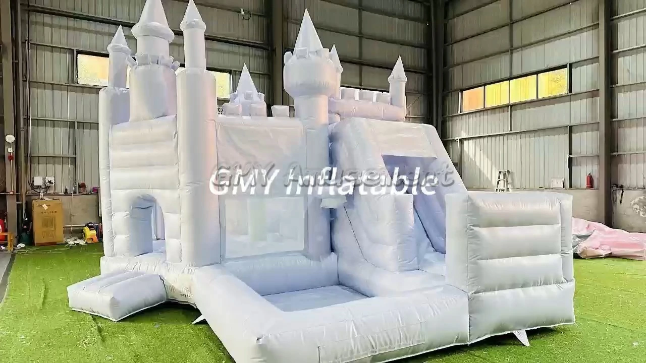 Château gonflable bleu clair Princesse pour enfants avec toboggan et piscine à balles GMY Inflatables 1