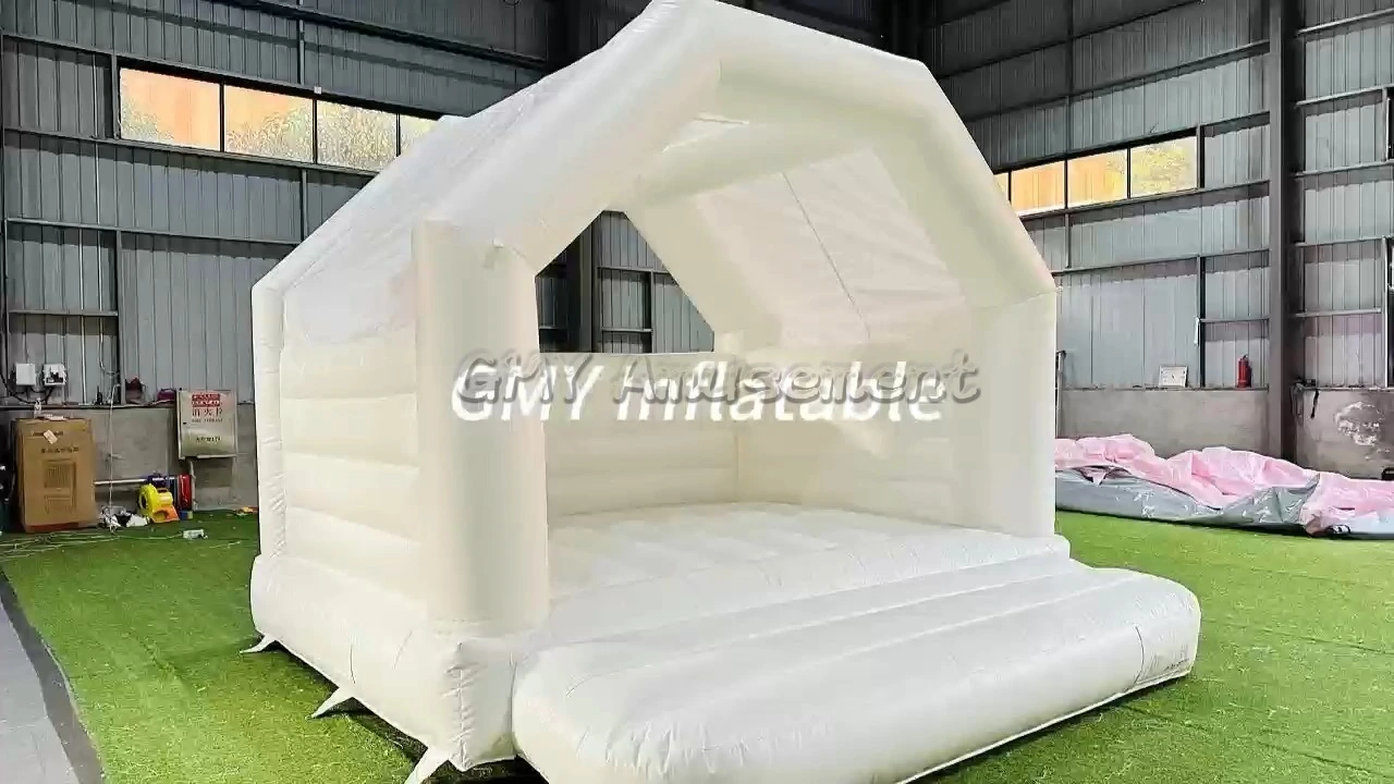 Château gonflable blanc commercial avec toit pour extérieur, idéal pour les fêtes de mariage (GMY Inflatables) 1