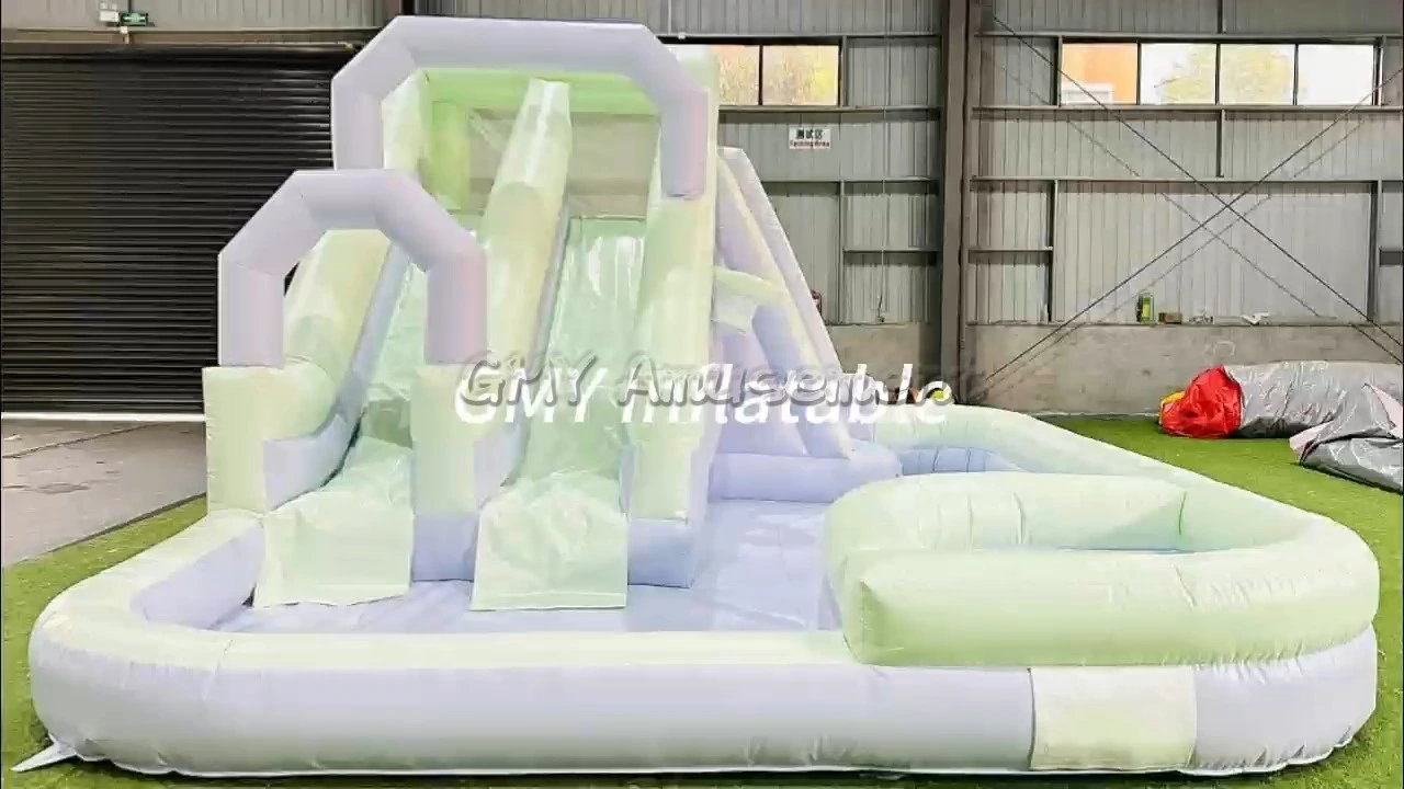 Hüpfburg mit Rutsche in Pastellblau und Grün, aufblasbarer Wasserspielplatz von GMY Inflatables 1
