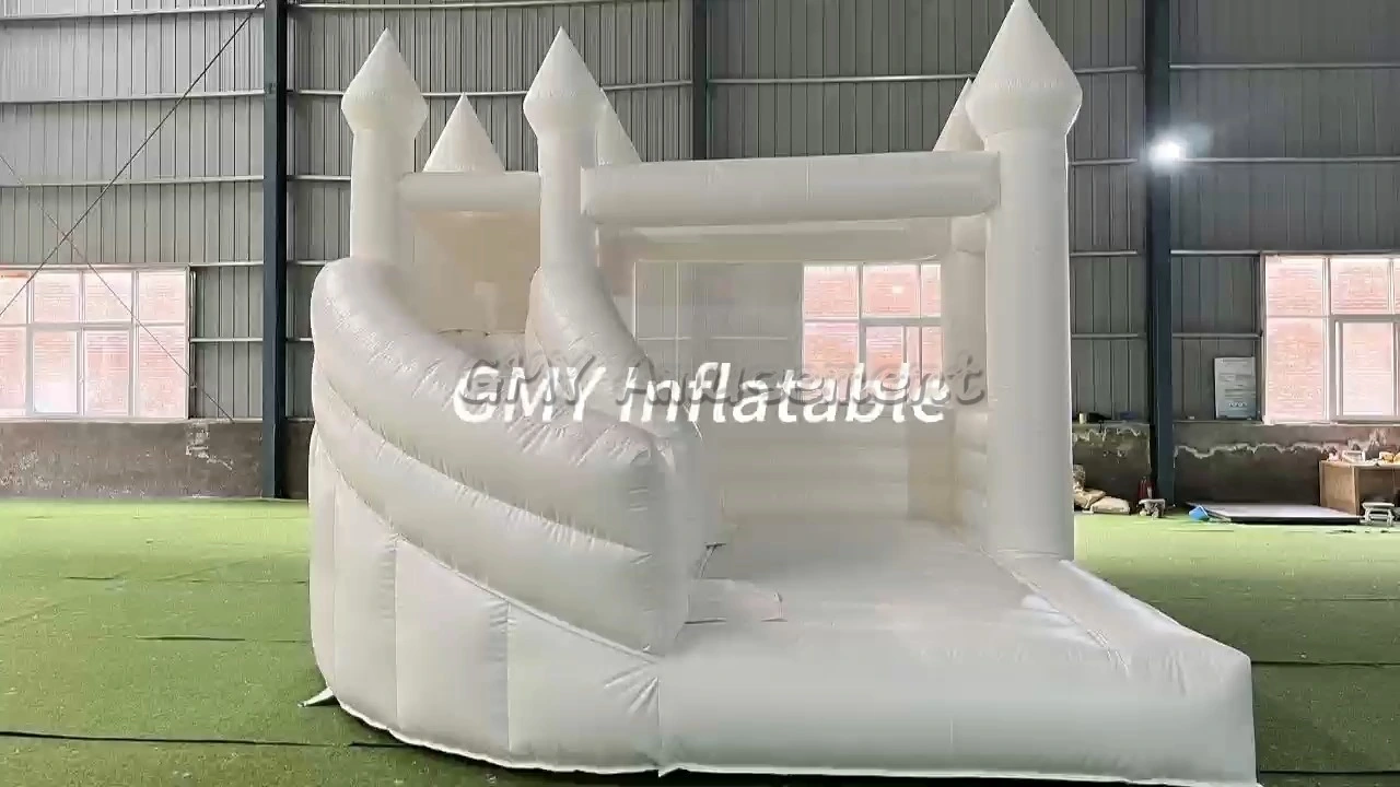 Château gonflable blanc pour mariage avec toboggan et piscine à balles - GMY Inflatables 1
