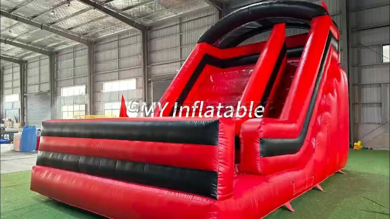 Château gonflable commercial noir et rouge avec toboggan sec, structure gonflable GMY Inflatables pour fêtes 1