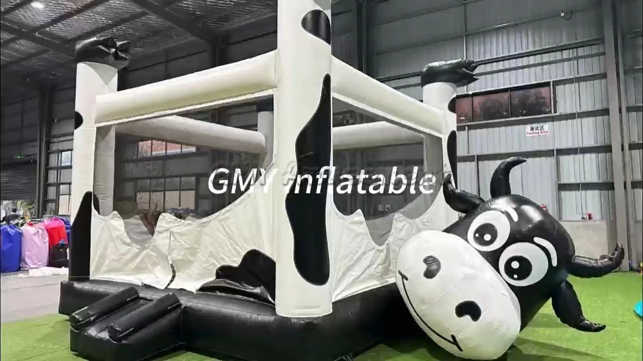 Château gonflable vache résistant, blanc et noir, à louer pour fêtes - GMY Inflatables 1