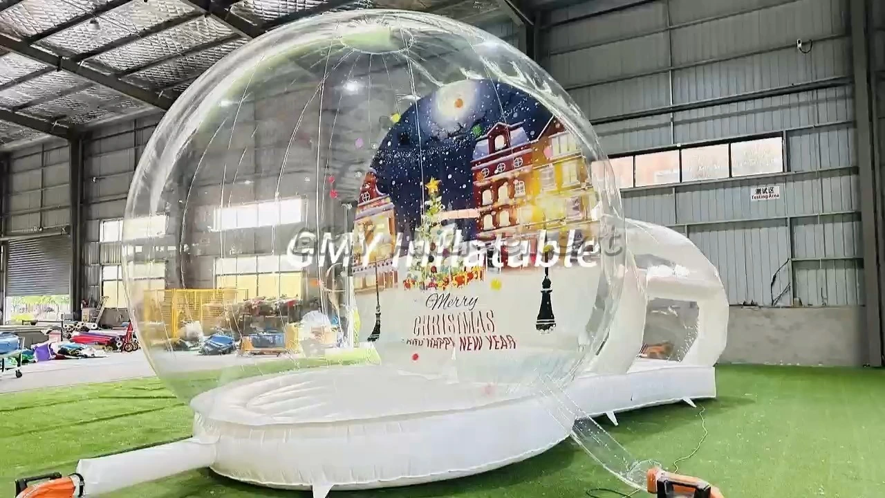 Aufblasbare Hüpfburg mit Schneekugel-Motiv für Weihnachtsfeiern – GMY Inflatables 1