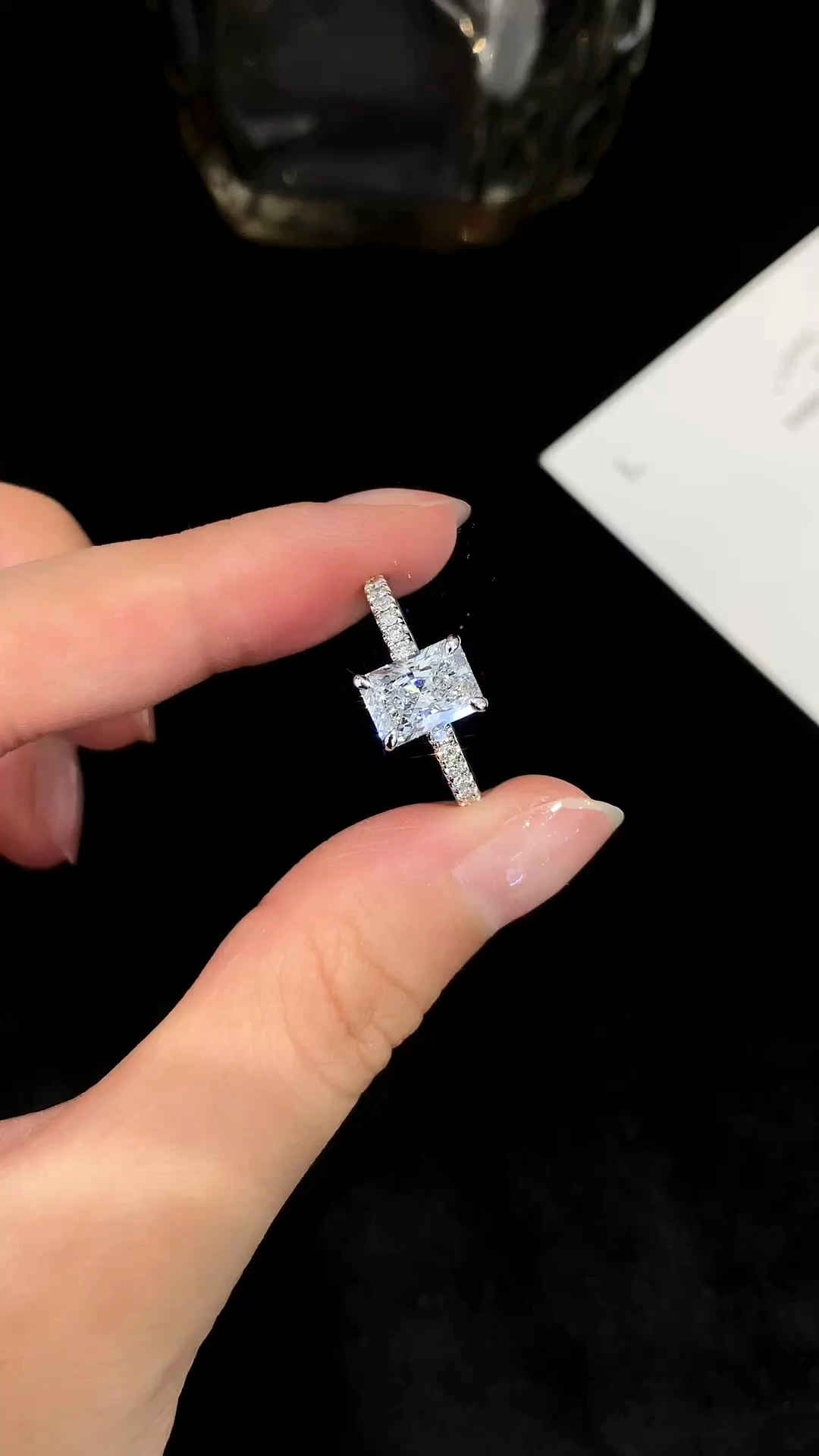 高級ジュエリープリンセスカットリング14K 18K 24Kホワイトラボ栽培ダイヤモンドハローリングエンゲージメントウェディングのためのシンプルなデザイン 1