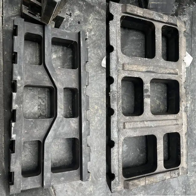 Painel modular de borracha com dureza Shore 90, 305×610mm, 30mm de espessura, com aberturas SVR para processamento de minério de ferro. 1