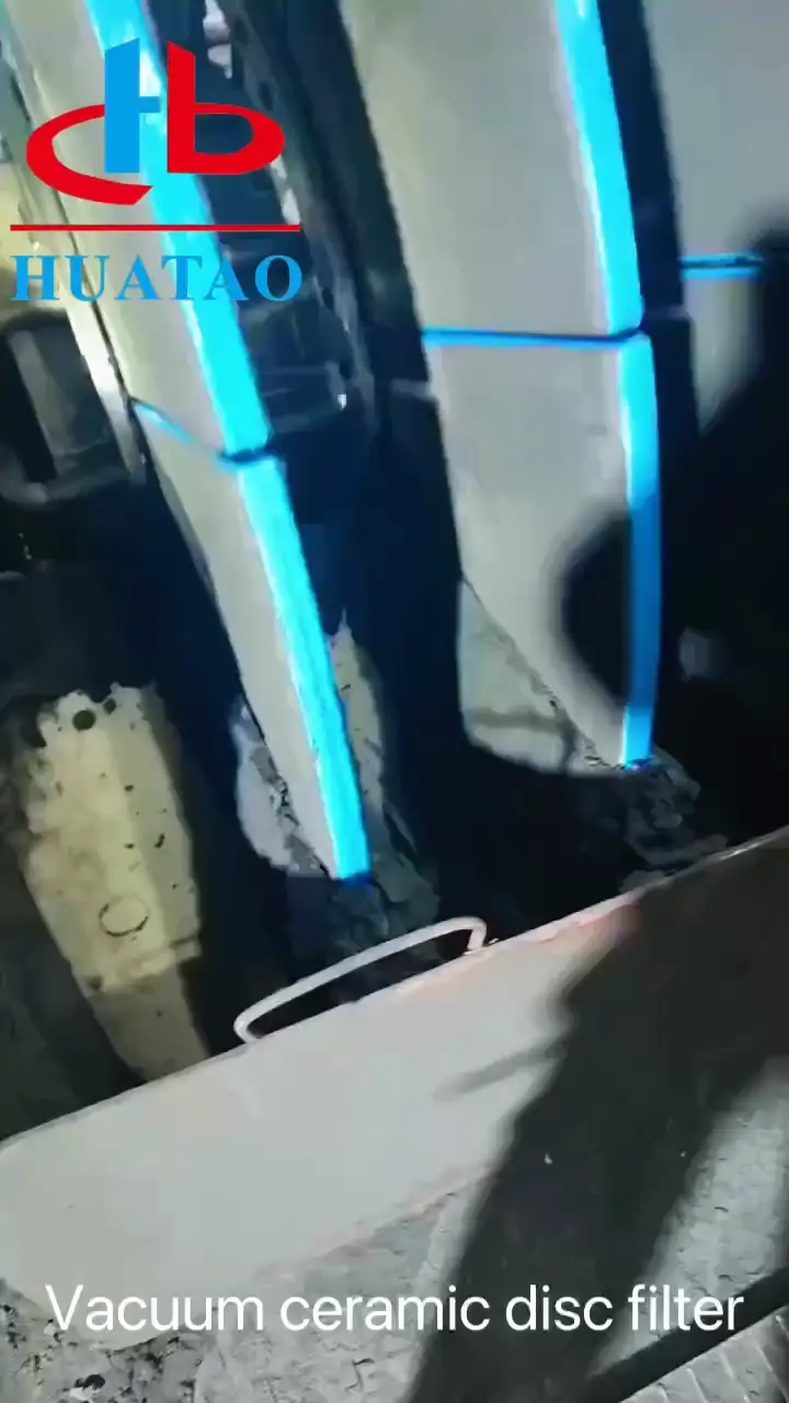 Placa filtrante cerámica con distribución uniforme de poros para una separación precisa de sólidos y líquidos. 1