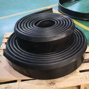 Rodapié de poliuretano flexible y resistente al desgaste para cintas transportadoras de gran volumen. 1