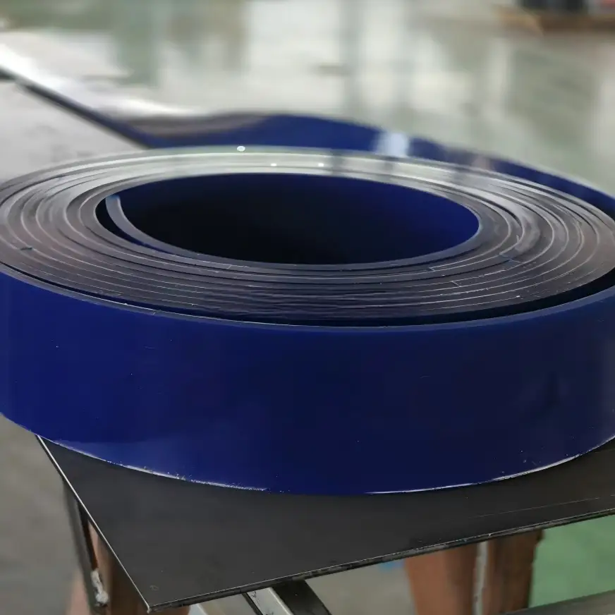 Faldón de poliuretano para cinta transportadora, color azul, baja fricción, para sellado de cintas transportadoras en minería. 1