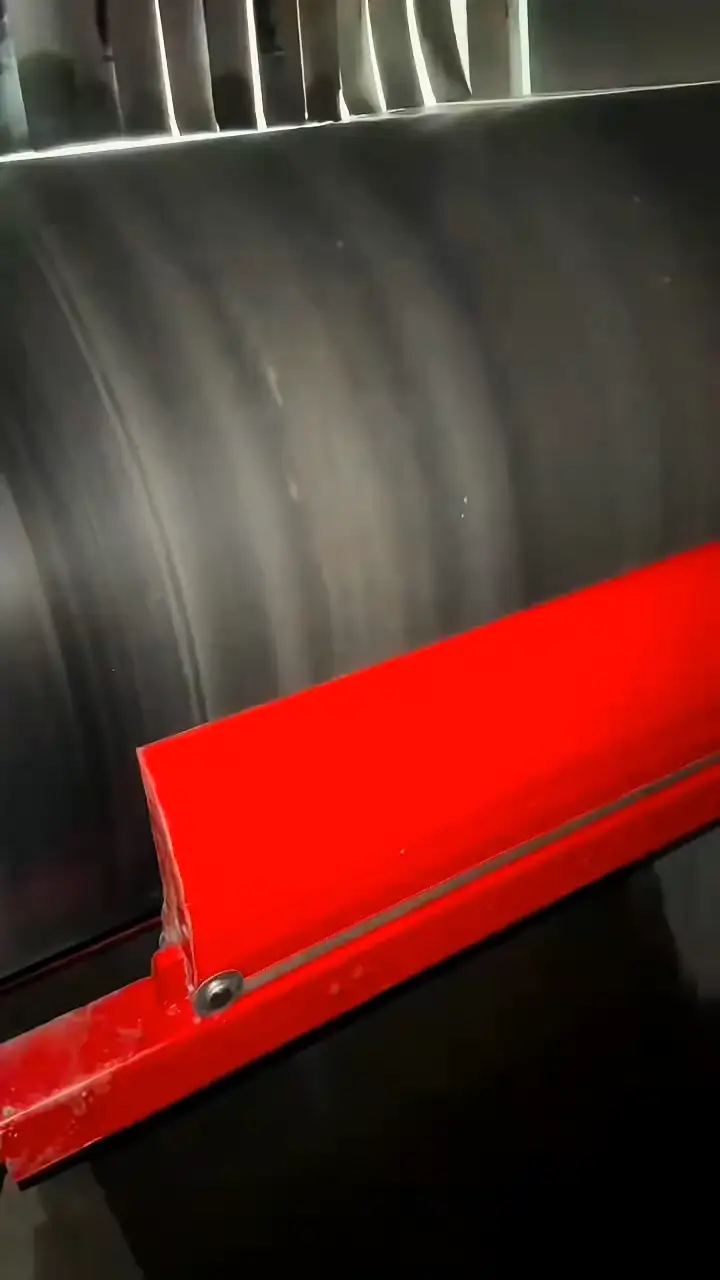 Cuchilla limpiadora de PU para cinta transportadora en planta de áridos. Alta elasticidad y rendimiento duradero. 1