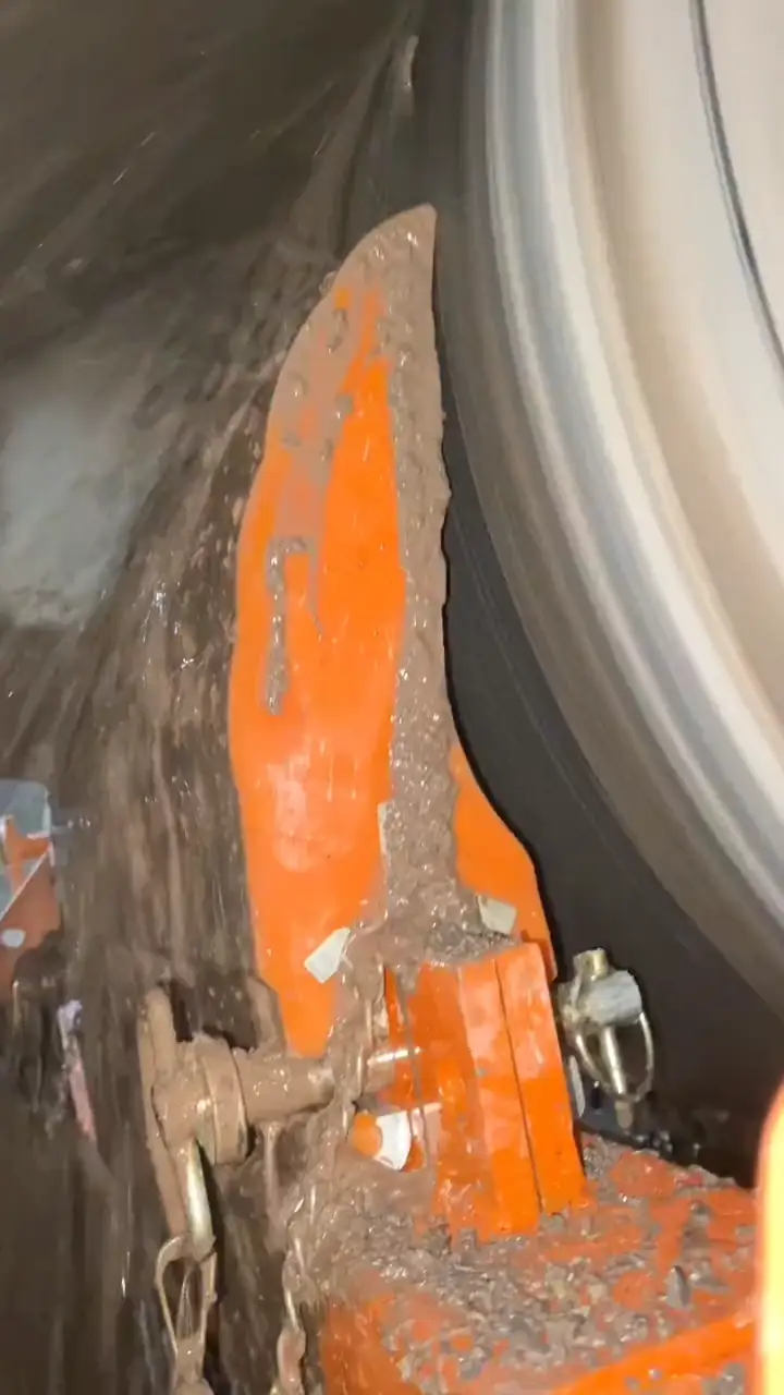 Raspador primário de poliuretano reforçado para limpeza de correias transportadoras, com lâmina amarela, para uso em mineração. 1