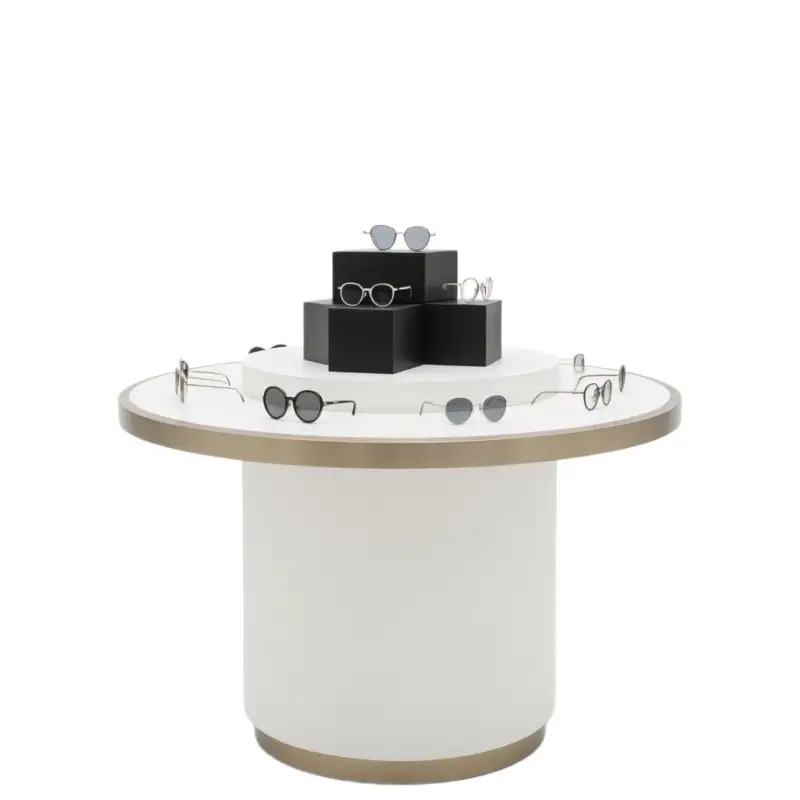 Isla óptica moderna con detalles dorados y soportes geométricos. 1