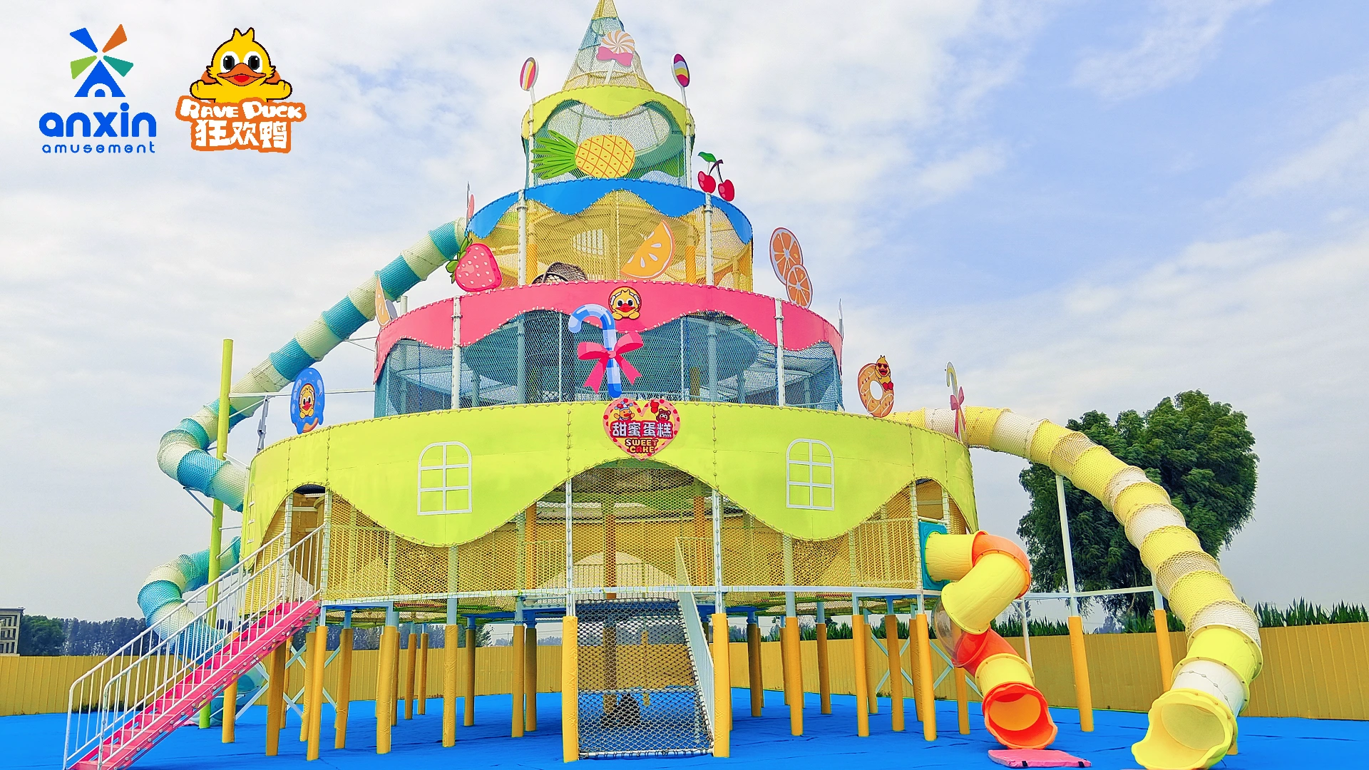 Aire de jeux du complexe Rave Duck Cake 1