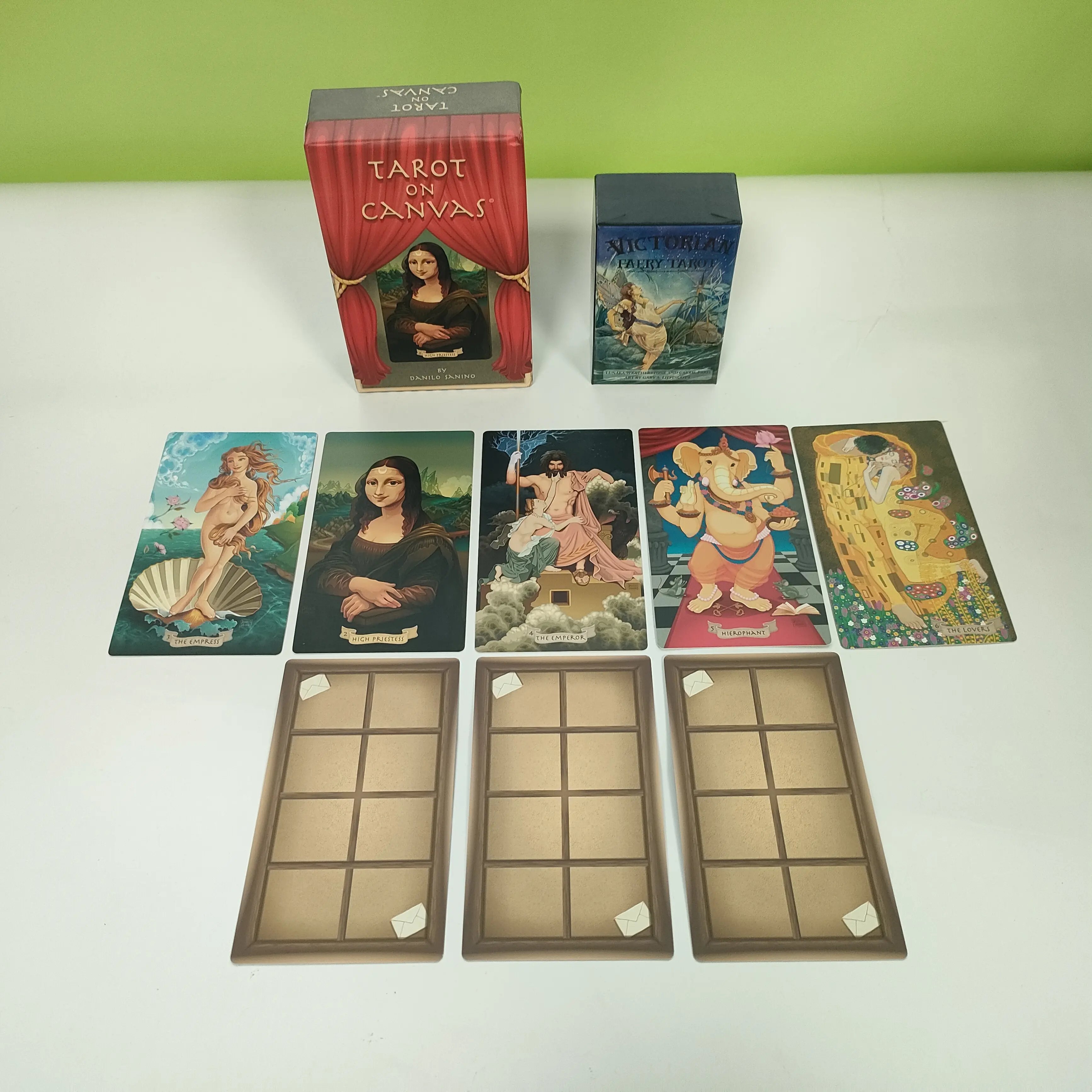 Tarot auf Leinwand: Klassische Kunst – Inspiriertes Tarotdeck mit Deluxe-Verpackung im Theaterstil 1