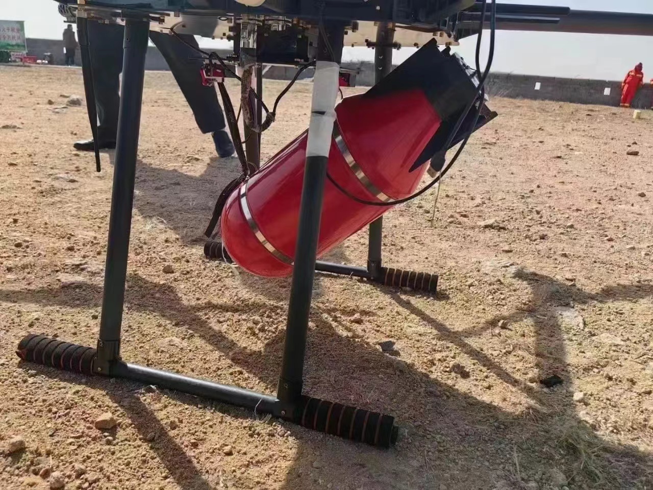 DE Firemalling Drone помогает в лесном пожарном бое 2