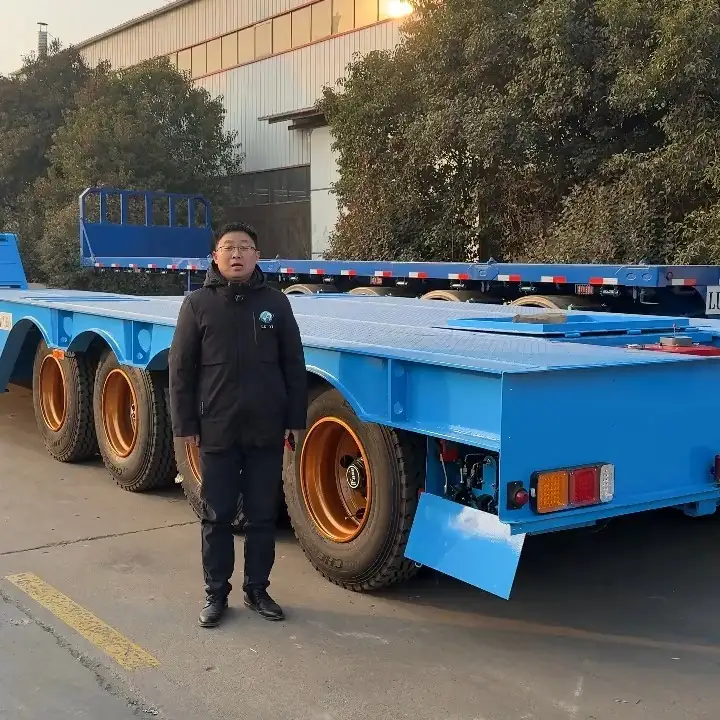 مقطورة ذات أربع محاور وحمولة 100 طن، قابلة للطي، ذات رقبة معقوفة، منخفضة السطح 1