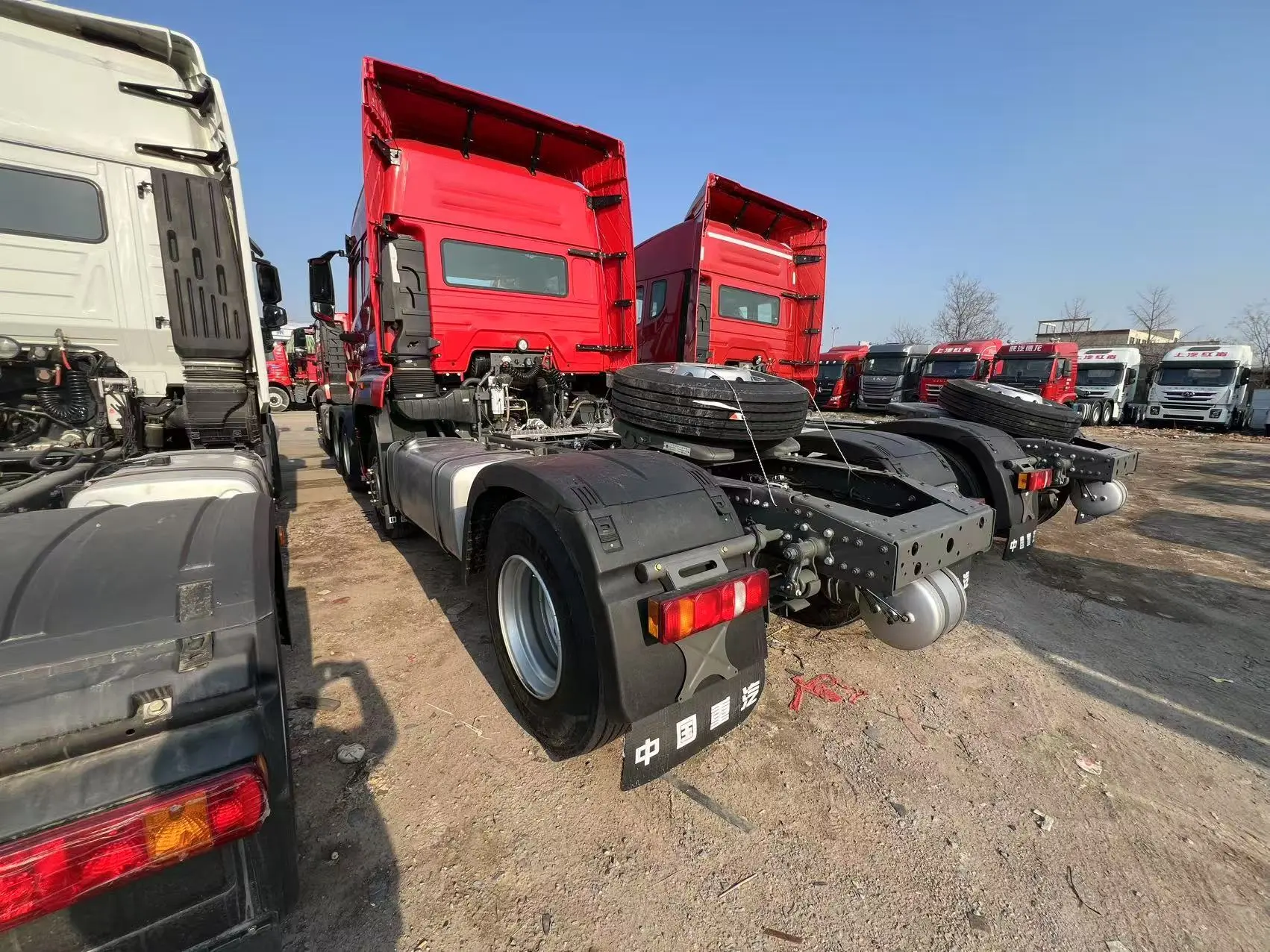 Sinotruk HOWO N7G Tractor Truck with 440 HP CNG Automatic Transmission, Lightweight 1