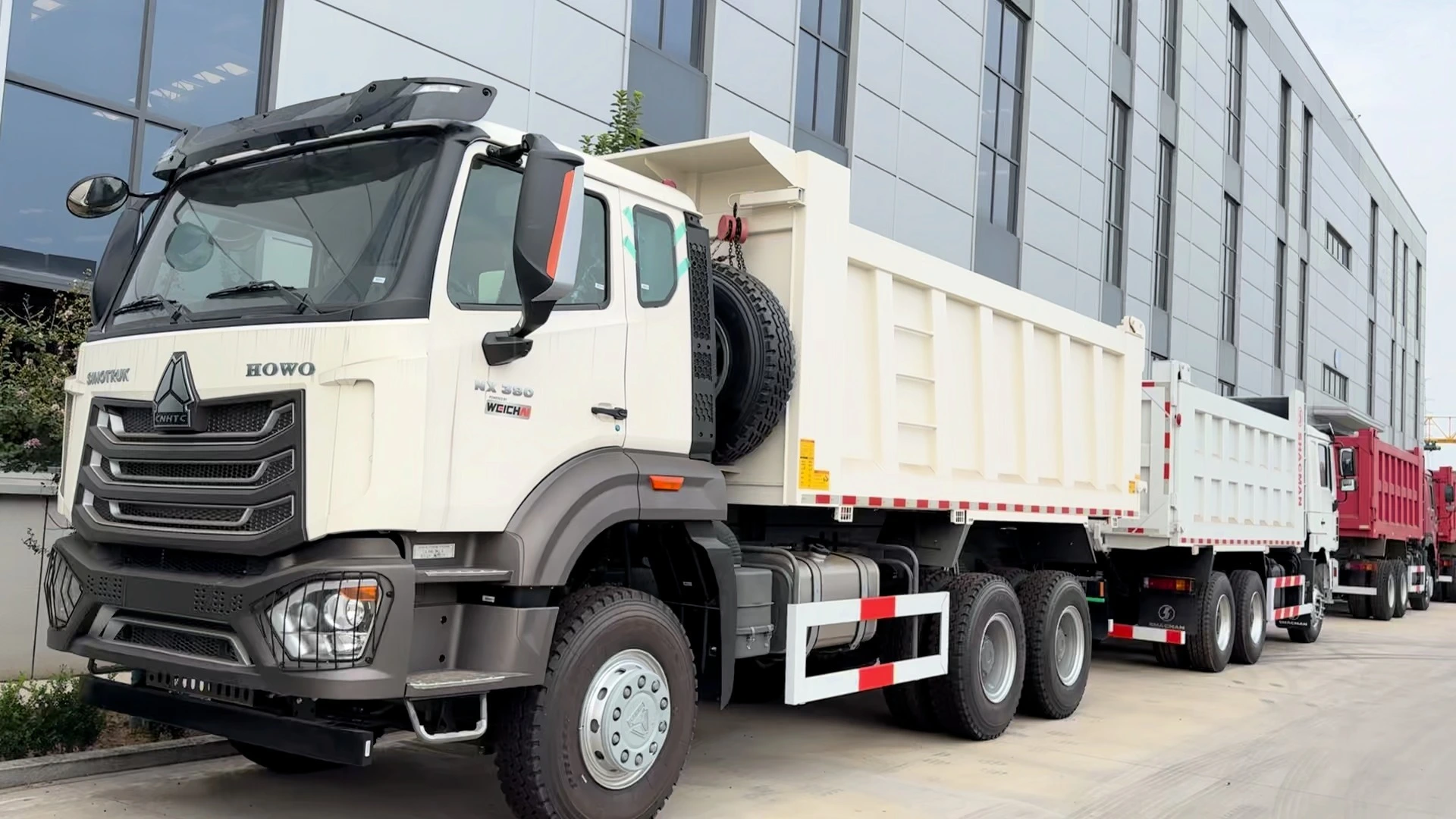 40T Dump Truck SINOTRUK HOWO NX 380HP for Construction Materials Transport 1