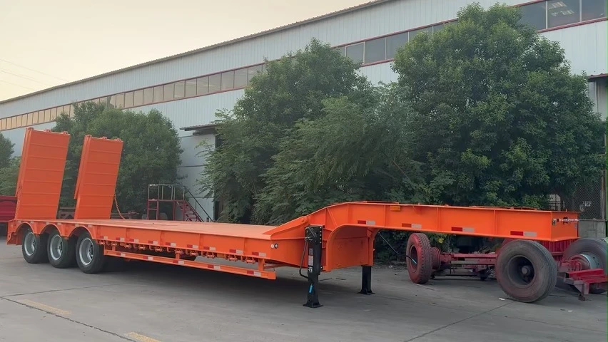 Semi-remorque plateau surbaissée de 13 m, 60 tonnes, 3 essieux, robuste pour le transport d'engins de chantier 1