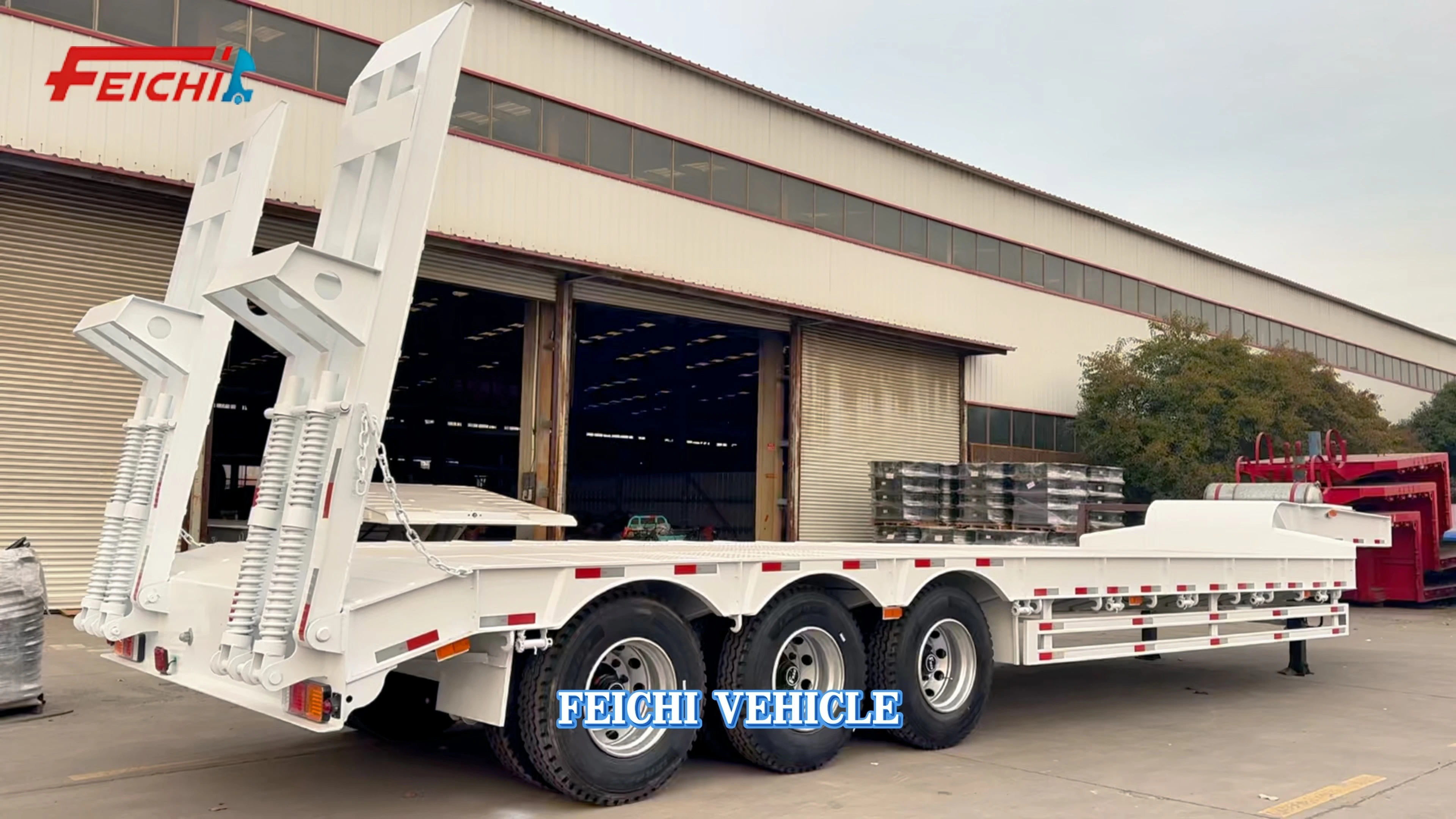Semi-remorque surbaissée blanche légère à 3 essieux pour le transport de marchandises lourdes 1