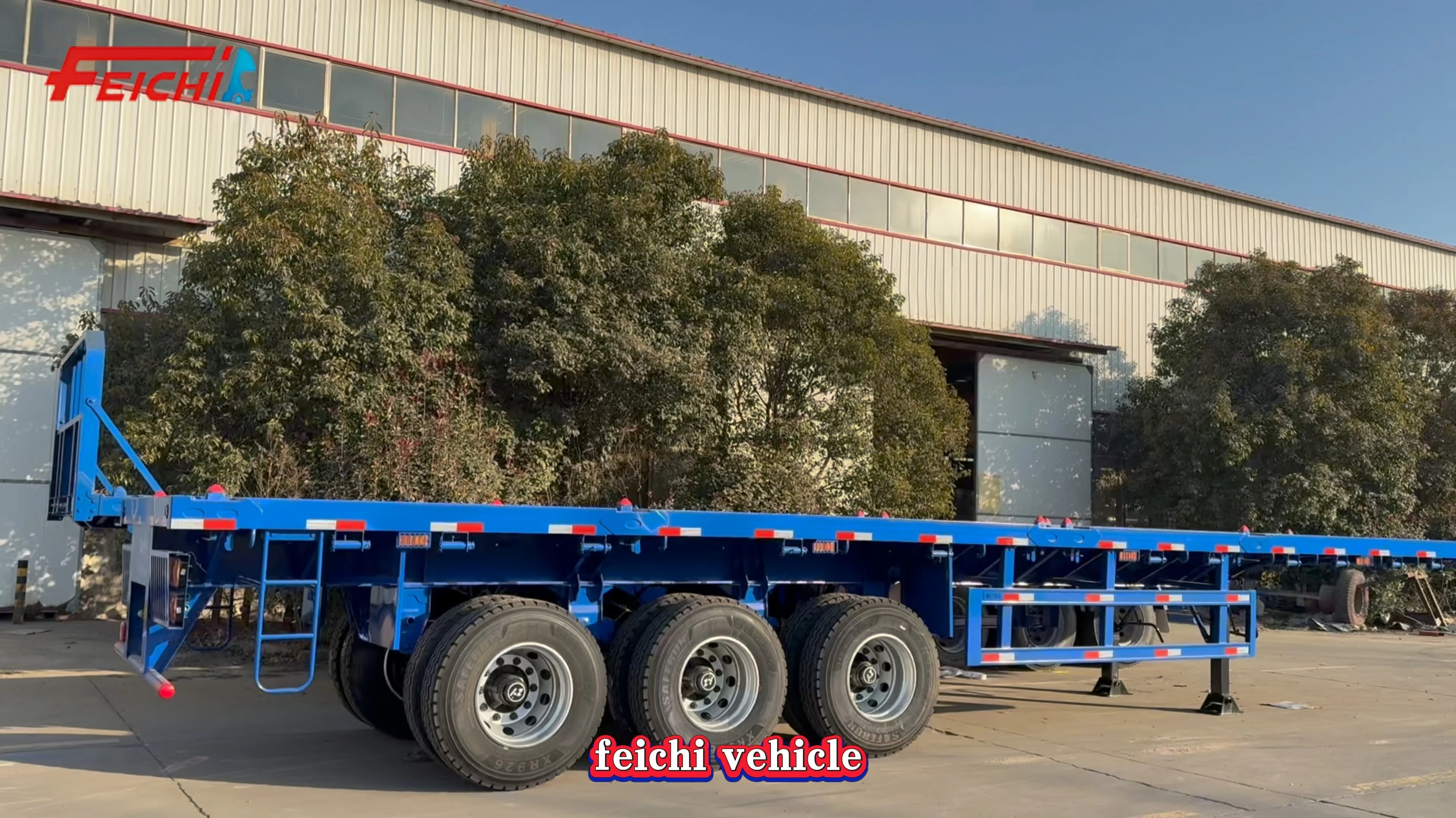 Semi-remorque plateau 3 essieux pour le transport de conteneurs de 20 et 40 pieds 1