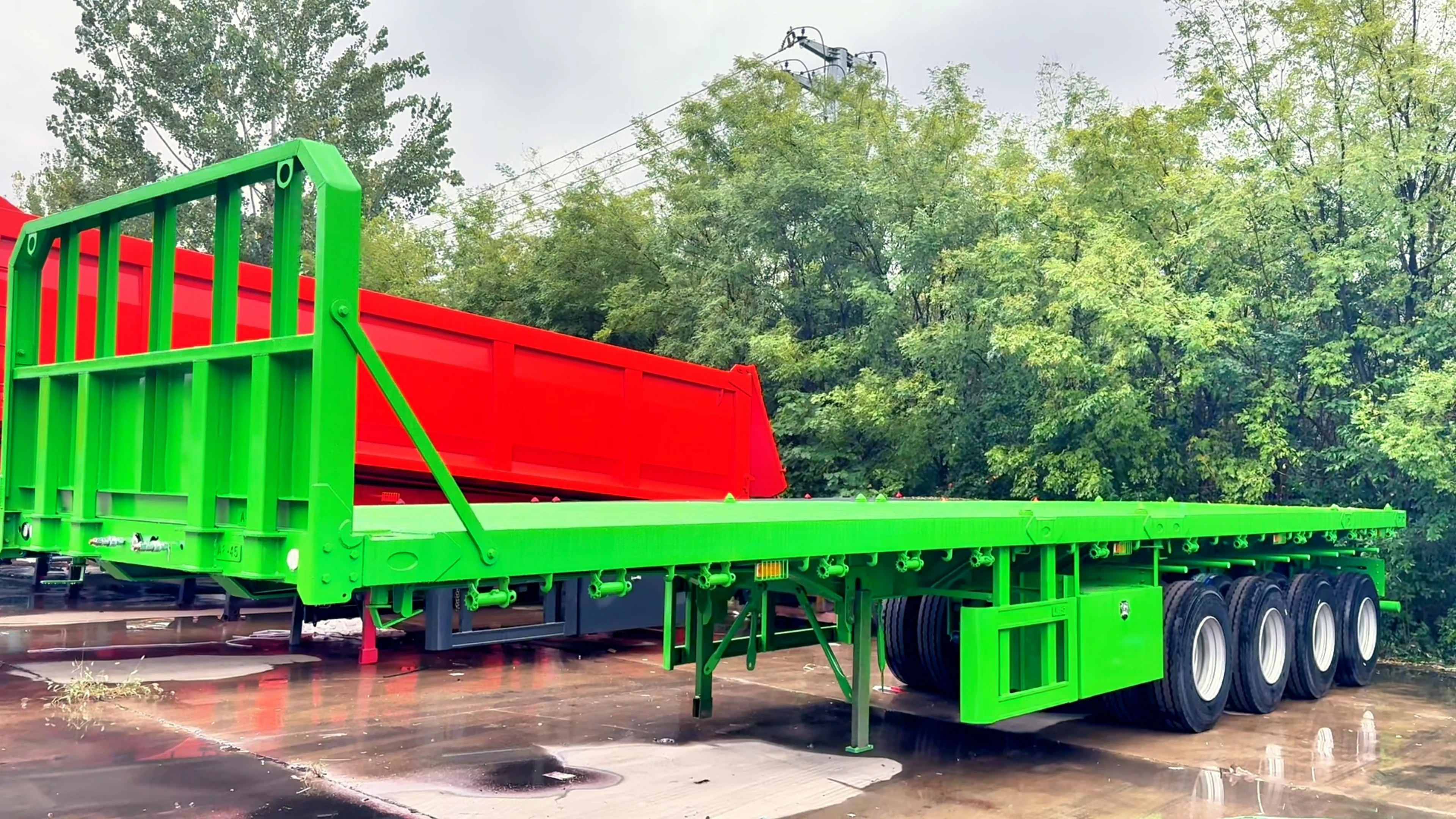 Container Flatbed Semi Trailer 45ft 60 Ton Green High-visibility ISO Container Transport Flatbed Trailer with Twist Locks 1
