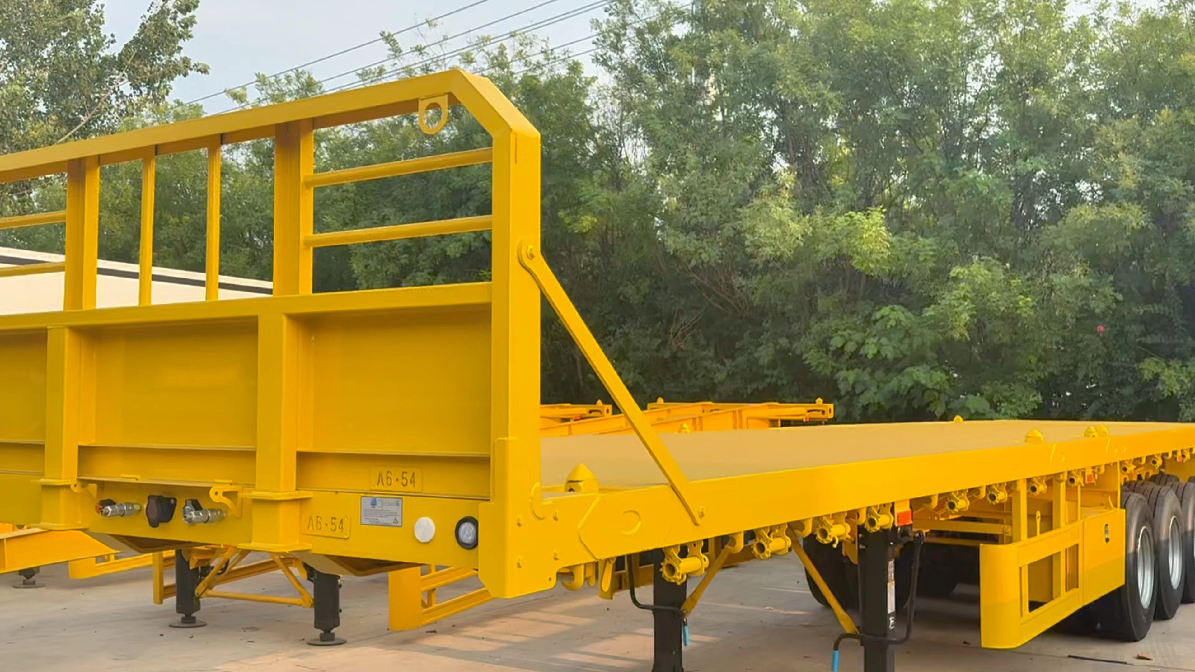 Semi-remorque porte-conteneurs à plateau de 45 pieds et 60 tonnes, conforme aux normes ISO, avec verrous tournants. 1