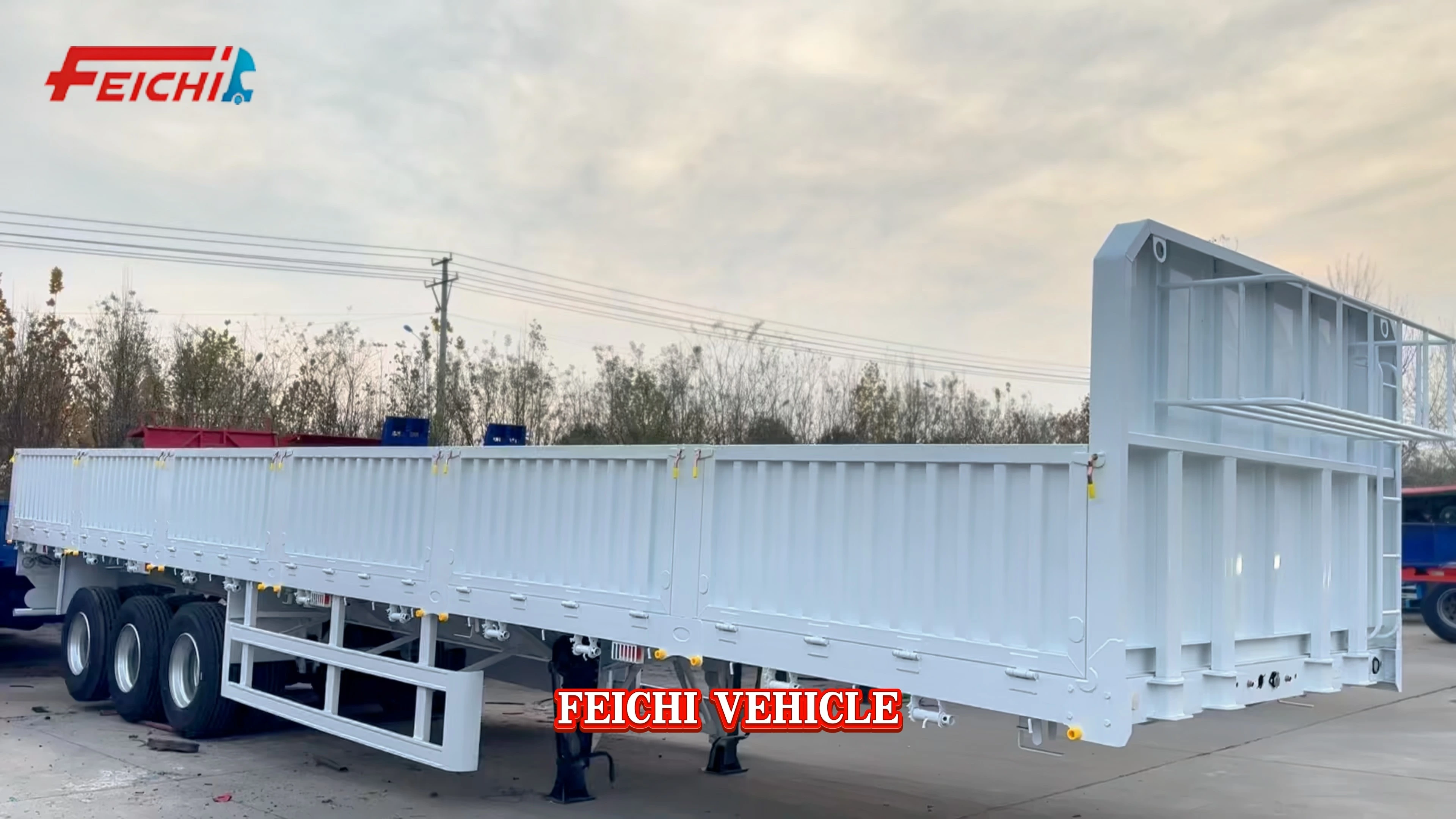 Полуприцеп с боковыми бортами, трехосный, грузоподъемностью 60 тонн, используется в горнодобывающей и логистической промышленности. 1