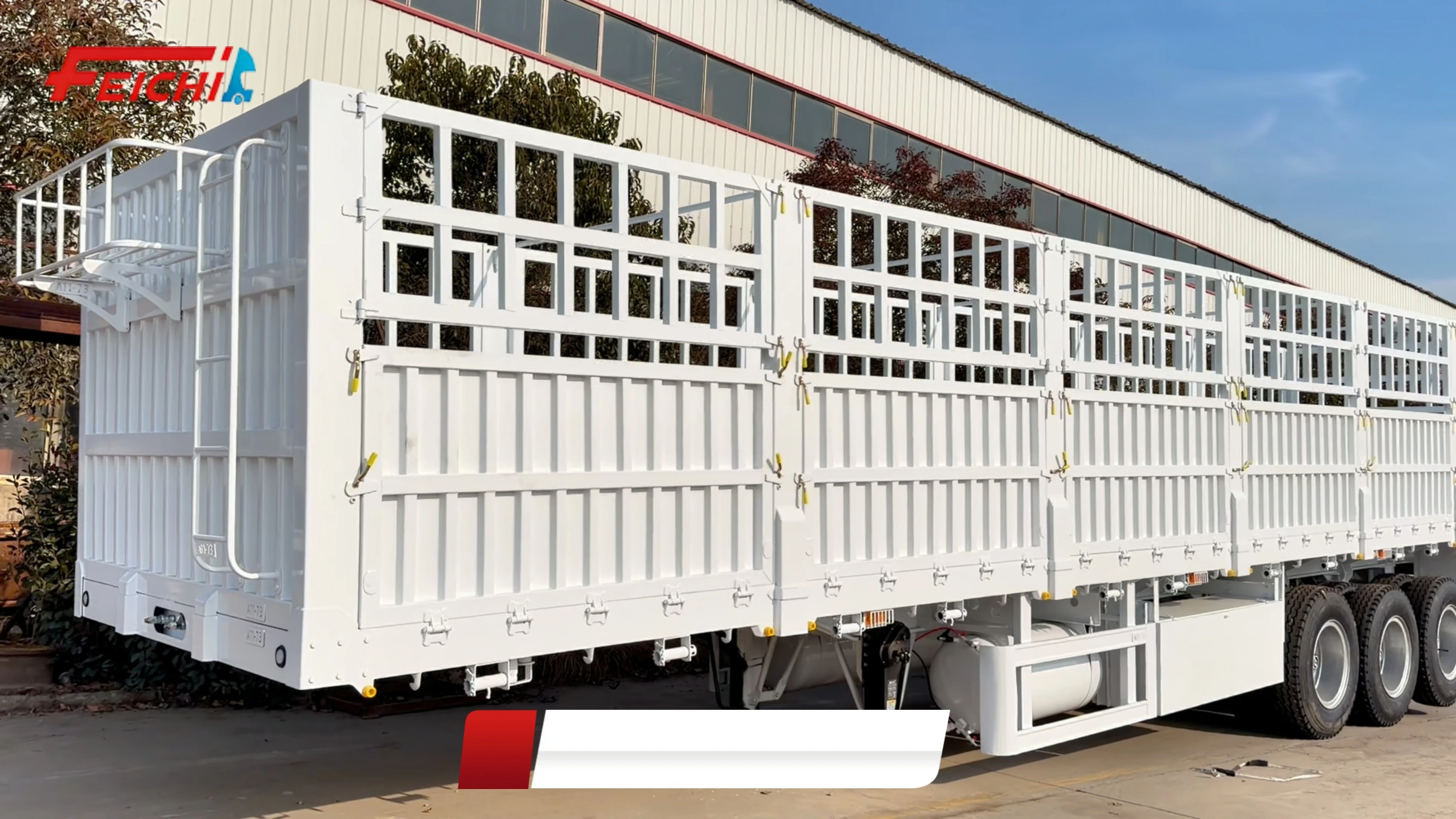 Бортовой полуприцеп белого цвета, 3-осный, 80 тонн, 13 м, усиленный борт, для промышленных грузоперевозок. Бортовой полуприцеп. 1