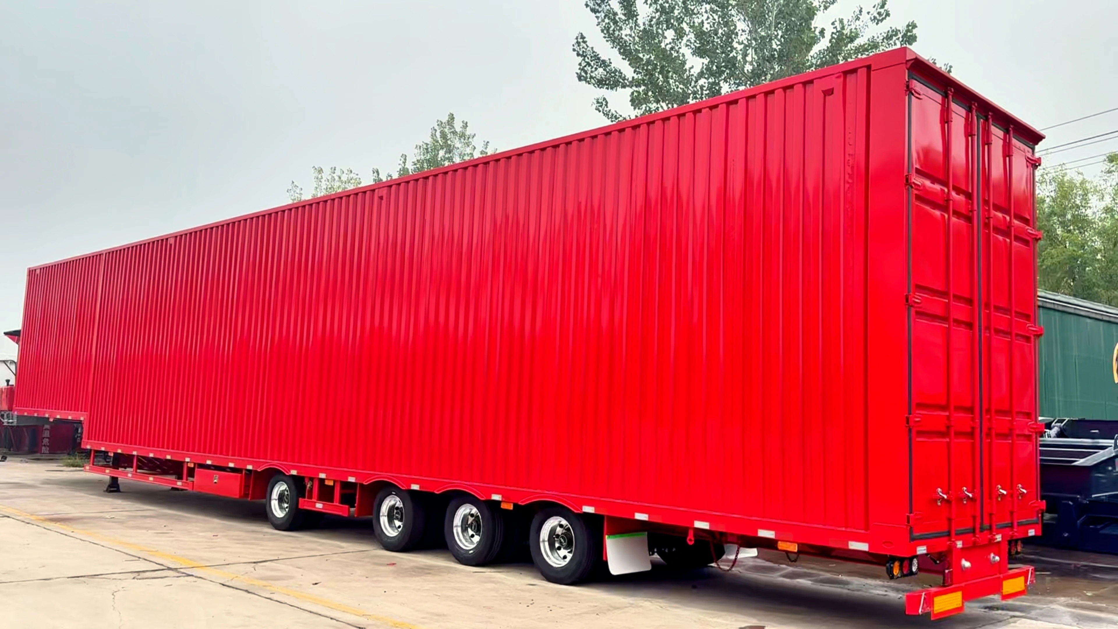 Van Box Semi-Trailer 4 Axles 130 Cubic Shipping Cargo Box Semi Trailer 1